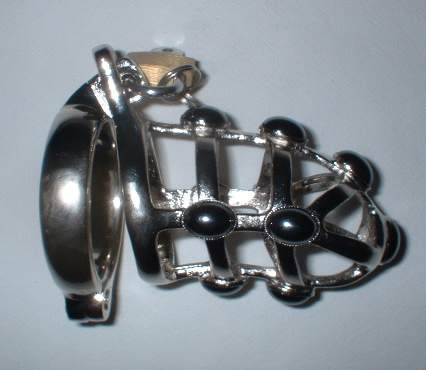 Cage de chastet� m�tal d�cor�e de pierres